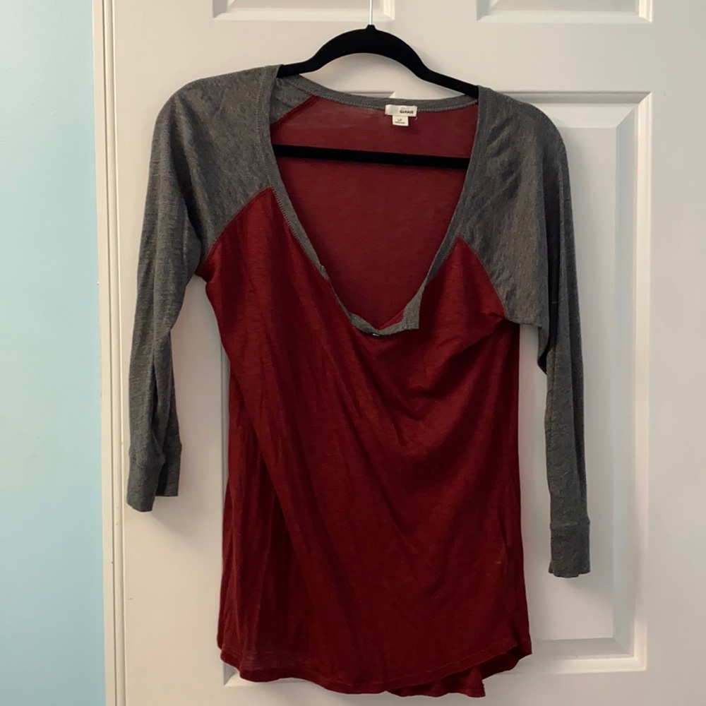 Loose fitting quarter sleeve red and grey shirt.